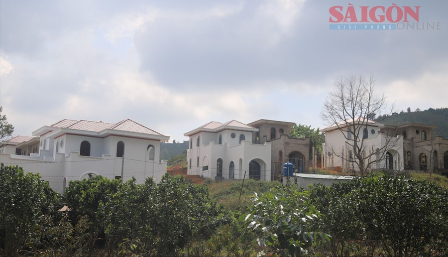 Khu biệt thự được xây xếp lớp đang trong giai đoạn hoàn thiện.