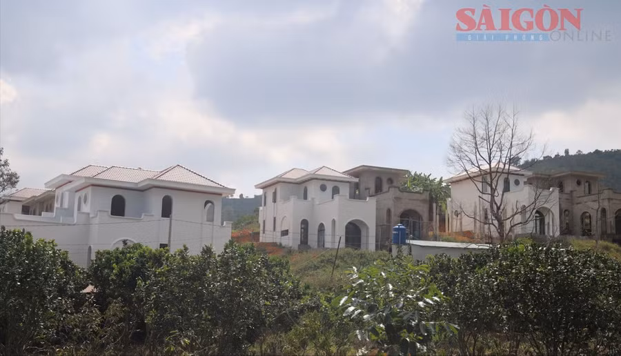 Khu biệt thự được xây xếp lớp đang trong giai đoạn hoàn thiện.