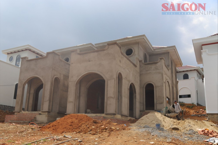 Toàn bộ cụm công trình xây dựng không phù hợp quy hoạch tại địa phương nhưng không bị xử lý từ đầu.