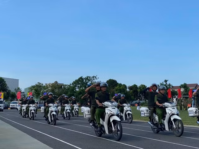 Tổng duyệt lễ ra mắt lực lượng tham gia bảo vệ an ninh trật tự ở cơ sở tại huyện Duy Xuyên, tỉnh Quảng Nam. Ảnh: XUÂN MAI