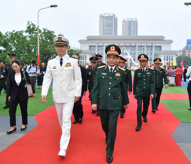 Bộ trưởng Phan Văn Giang đón tiếp Bộ trưởng Đổng Quân tại Cửa khẩu quốc tế Lào Cai