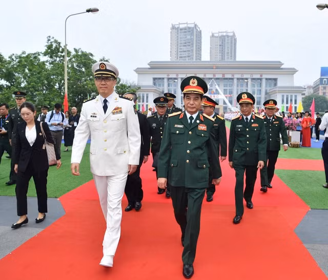 Bộ trưởng Phan Văn Giang đón tiếp Bộ trưởng Đổng Quân tại Cửa khẩu quốc tế Lào Cai