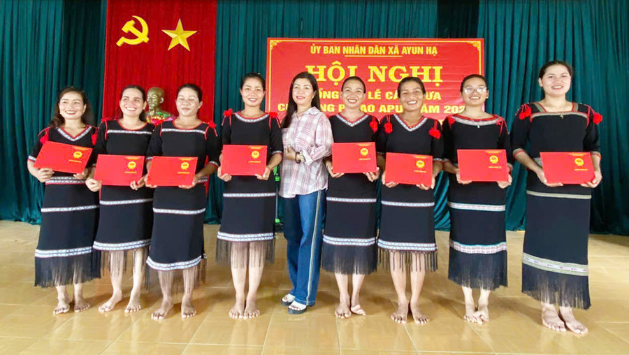 Các học viên xã Ayun Hạ được cấp chứng chỉ sau khi tham gia lớp sơ cấp đào tạo nghệ thuật múa quần chúng. Ảnh: Vũ Chi