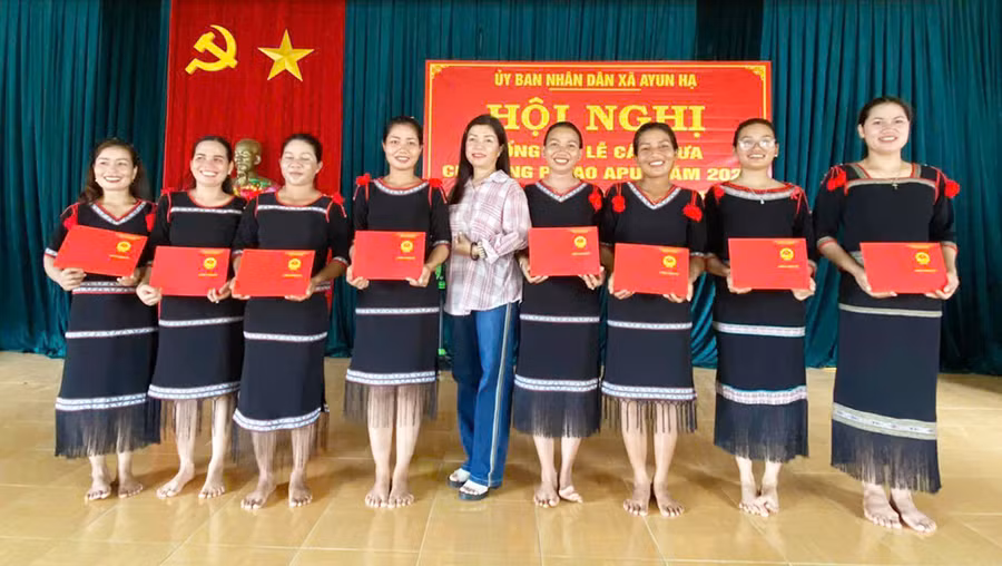 Các học viên xã Ayun Hạ được cấp chứng chỉ sau khi tham gia lớp sơ cấp đào tạo nghệ thuật múa quần chúng. Ảnh: Vũ Chi Các học viên xã Ayun Hạ được cấp chứng chỉ sau khi tham gia lớp sơ cấp đào tạo nghệ thuật múa quần chúng. Ảnh: Vũ Chi