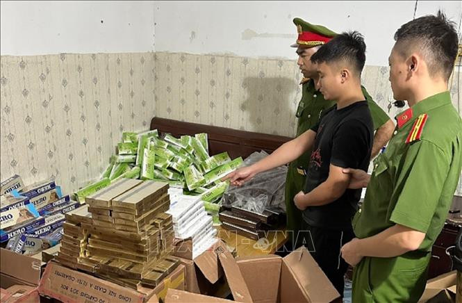 Lực lượng Công an khám xét tại kho hàng do đối tượng Dương Văn Tuấn quản lý. Ảnh: TTXVN phát.