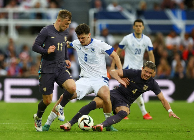 Jarrod Bowen and Conor Gallagher gặp khó trước Bosnia&Herzegovina. Jarrod Bowen and Conor Gallagher gặp khó trước Bosnia&Herzegovina.