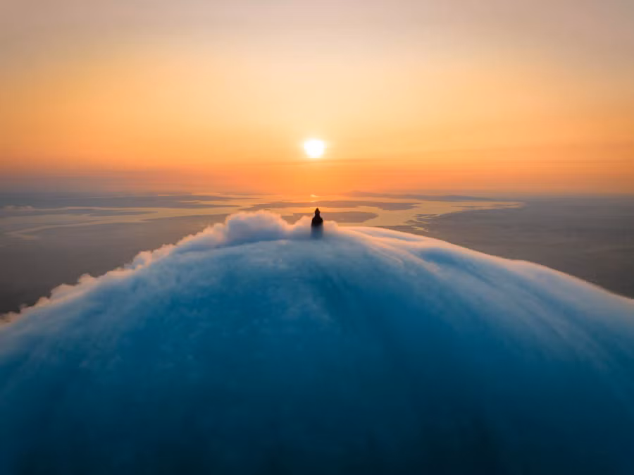 Đỉnh núi phủ một lớp mây bồng bềnh làm nổi bật tượng Phật Bà Tây Bổ Đà Sơn bằng đồng cao nhất châu Á tọa lạc trên đỉnh núi. Nhiều người ví von đây là một khoảnh khắc "thần tiên" mà không phải ai cũng có cơ hội được tận mắt nhìn thấy. Ảnh: NGUYỄN MINH TÚ