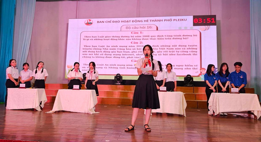 Các đội tham gia phần thi kiến thức tìm hiểu pháp luật. Ảnh: M.N