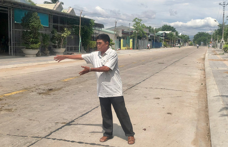 Ông Nguyễn Mạnh Hùng-Chủ tịch Hội NCT thị trấn Phú Túc bên con đường vừa được mở rộng, giúp bà con đi lại thuận lợi. Ảnh: L.N Ông Nguyễn Mạnh Hùng-Chủ tịch Hội NCT thị trấn Phú Túc bên con đường vừa được mở rộng, giúp bà con đi lại thuận lợi. Ảnh: L.N