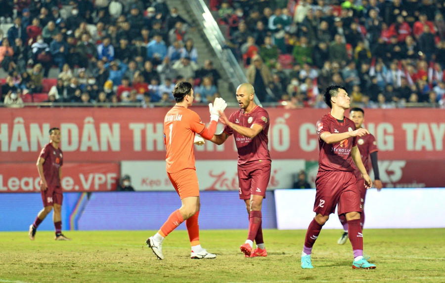 CLB Bình Định của Đặng Văn Lâm đang sở hữu thành tích phòng ngự tốt nhất V-League 2023 - 2024. CLB Bình Định của Đặng Văn Lâm đang sở hữu thành tích phòng ngự tốt nhất V-League 2023 - 2024.