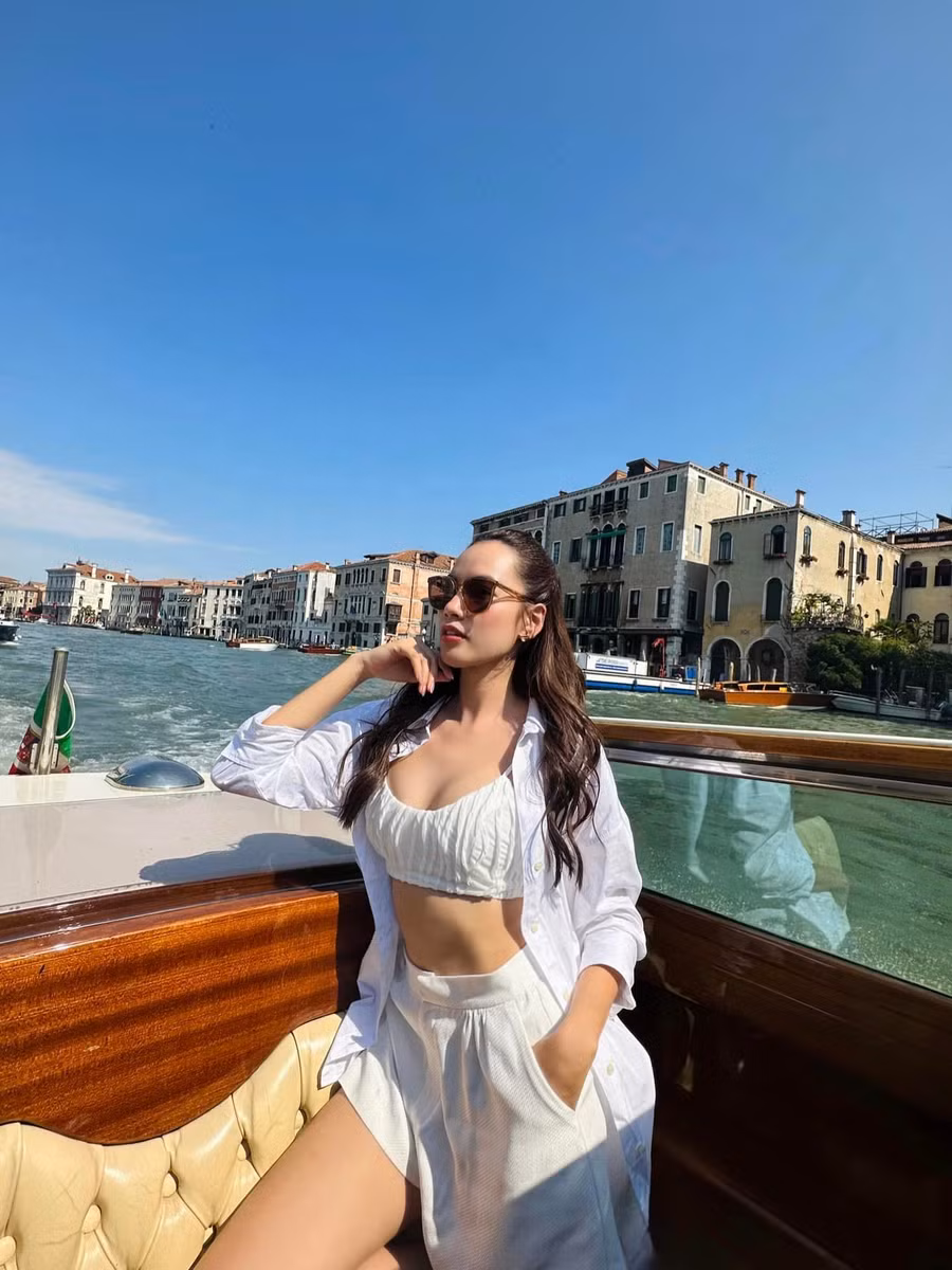 Ngoài đời, Lê Hoàng Phương thích mặc váy áo nhẹ nhàng, nữ tính. Những gam màu trắng, be thường được cô sử dụng khi xuống phố.