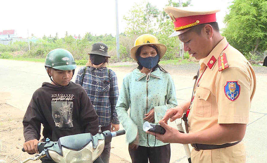 Cảnh sát Giao thông huyện thực hiện các chuyên đề kiểm tra phương tiện giao thông lưu thông trên đường Trường Sơn Đông đoạn qua huyện Ia Pa. Ảnh: Thiên Di Cảnh sát Giao thông huyện thực hiện các chuyên đề kiểm tra phương tiện giao thông lưu thông trên đường Trường Sơn Đông đoạn qua huyện Ia Pa. Ảnh: Thiên Di