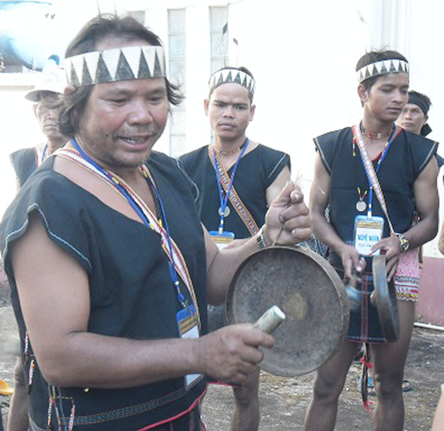 Nghệ nhân Đinh Xuân (bìa trái) ôn lại các bài chiêng trước khi trình diễn. Ảnh: A.D Nghệ nhân Đinh Xuân (bìa trái) ôn lại các bài chiêng trước khi trình diễn. Ảnh: A.D