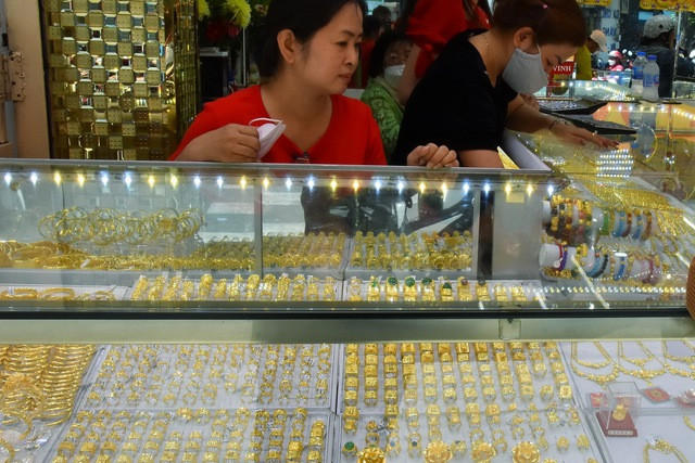 Giá vàng hôm nay của thế giới giảm mạnh 40 USD xuống còn 2.320 USD/ounce Giá vàng hôm nay của thế giới giảm mạnh 40 USD xuống còn 2.320 USD/ounce