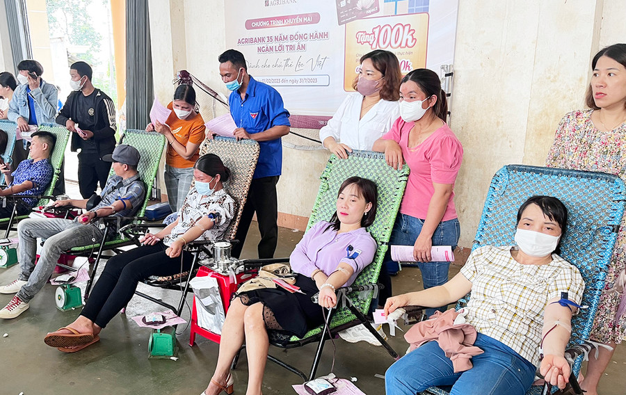 Đông đảo người dân huyện Ia Grai tham gia hiến máu tình nguyện. Ảnh: Hồng Ngọc