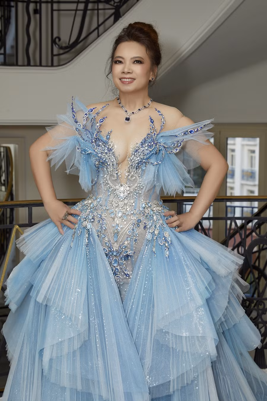 Vốn là người yêu nghệ thuật và dành niềm đam mê với thời trang, phim ảnh, dịp LHP Cannes lần này, cô là một trong hai người đẹp Việt được mời tham dự với vai trò khách mời của sự kiện.