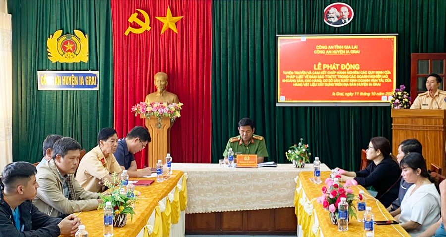 Công an huyện Ia Grai phát động, ký cam kết đảm bảo ATGT với các chủ doanh nghiệp, lái xe. Ảnh: Phương Lộc Công an huyện Ia Grai phát động, ký cam kết đảm bảo ATGT với các chủ doanh nghiệp, lái xe. Ảnh: Phương Lộc