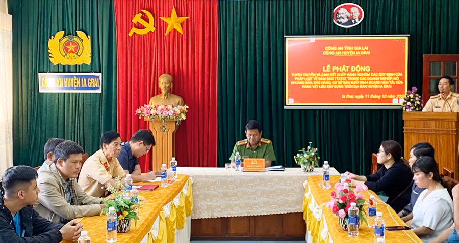 Công an huyện Ia Grai phát động, ký cam kết đảm bảo ATGT với các chủ doanh nghiệp, lái xe. Ảnh: Phương Lộc