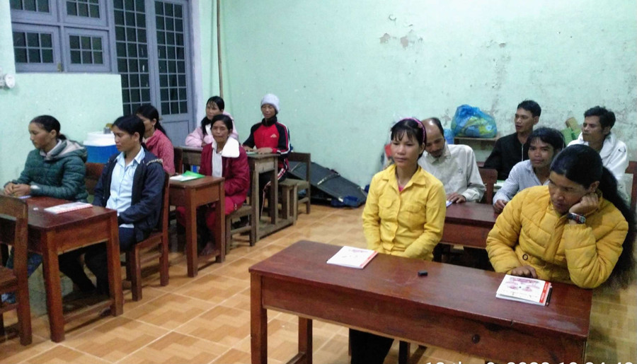 Đêm xuống, tiết trời Kon Plông lạnh nhưng các học viên vẫn chuyên cần đến lớp. Ảnh: ĐV