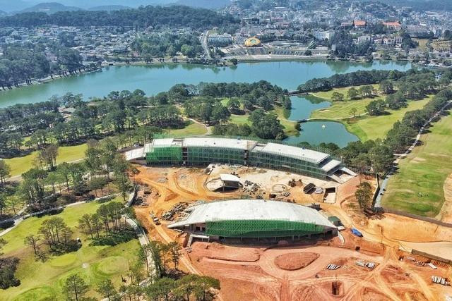 Hai khối tòa nhà câu lạc bộ golf trong Đồi Cù xây dựng sai phép và không phép. Ảnh: Bá Duy