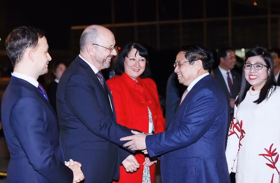 Các đại biểu tiễn Thủ tướng Phạm Minh Chính và Phu nhân lên đường tham dự Hội nghị thường niên lần thứ 54 của Diễn đàn Kinh tế Thế giới tại Davos, Thuỵ Sĩ và thăm chính thức Hungary, Romania. (Ảnh: Dương Giang/TTXVN)