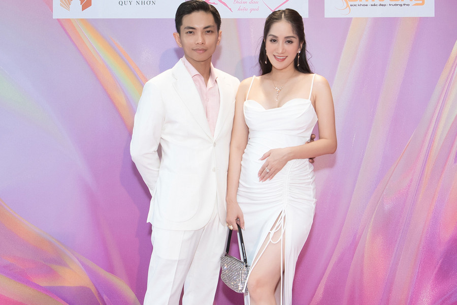 Chiều 7.6, sự kiện Vietnam Beauty Fashion Fest nằm trong khuôn khổ Hoa hậu Thế giới Việt Nam 2023 chính thức diễn ra với sự xuất hiện của nhiều sao Việt. Trong đó, vợ chồng Khánh Thi và Phan Hiển nhận được nhiều sự chú ý của mọi người. Dù đang mang thai nhưng nữ kiện tướng vẫn dành thời gian tham sự kiện này và ghi điểm bởi vẻ ngoài xinh đẹp, sang trọng. Ảnh: BTC Chiều 7.6, sự kiện Vietnam Beauty Fashion Fest nằm trong khuôn khổ Hoa hậu Thế giới Việt Nam 2023 chính thức diễn ra với sự xuất hiện của nhiều sao Việt. Trong đó, vợ chồng Khánh Thi và Phan Hiển nhận được nhiều sự chú ý của mọi người. Dù đang mang thai nhưng nữ kiện tướng vẫn dành thời gian tham sự kiện này và ghi điểm bởi vẻ ngoài xinh đẹp, sang trọng. Ảnh: BTC