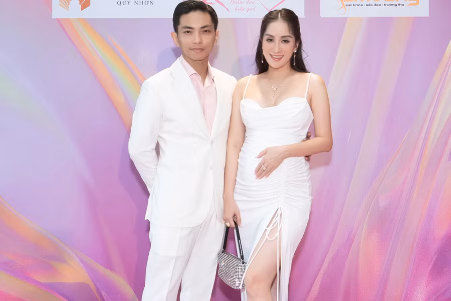 Chiều 7.6, sự kiện Vietnam Beauty Fashion Fest nằm trong khuôn khổ Hoa hậu Thế giới Việt Nam 2023 chính thức diễn ra với sự xuất hiện của nhiều sao Việt. Trong đó, vợ chồng Khánh Thi và Phan Hiển nhận được nhiều sự chú ý của mọi người. Dù đang mang thai nhưng nữ kiện tướng vẫn dành thời gian tham sự kiện này và ghi điểm bởi vẻ ngoài xinh đẹp, sang trọng. Ảnh: BTC