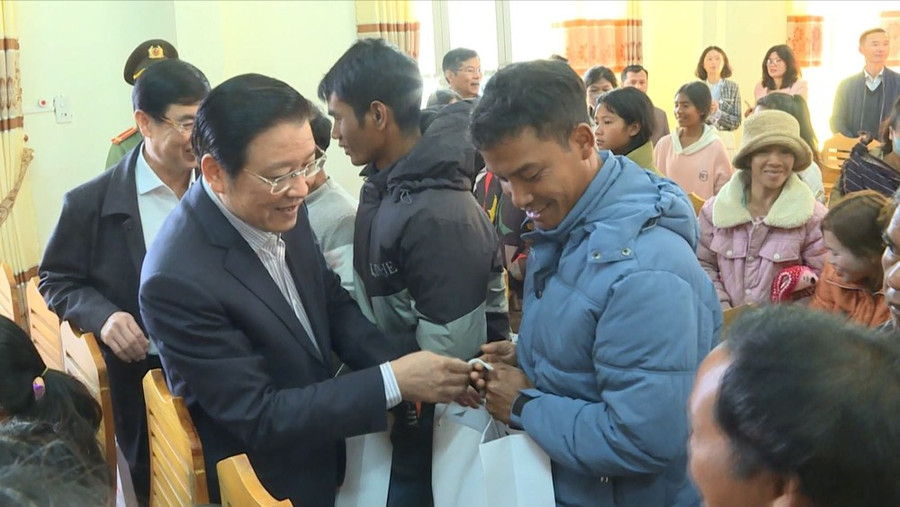 Đồng chí Phan Đình Trạc trao quà cho các hộ gia đình người đồng bào dân tộc thiểu số tại xã Đưng K’Nớ, huyện Lạc Dương