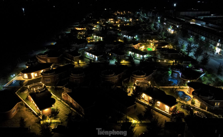 Về đêm, Khu du lịch biển Xuân Thành còn nổi bật với những khu nghỉ dưỡng cao cấp sát biển. Hiện ở đây có 9 cơ sở lưu trú quy mô gần 600 phòng và 12 cơ sở kinh doanh dịch vụ ăn uống. Dịp lễ 2/9, các địa điểm nghỉ ngơi, ăn uống được rất đông du khách lựa chọn.