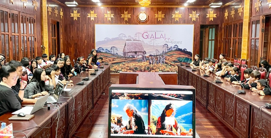 Quang cảnh chương trình “Thiếu nhi vẽ tranh AI”. Ảnh: L.N