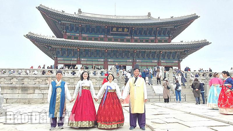 Trang phục dân tộc Hanbok của người Hàn Quốc (tại cung điện Gyeongbok).