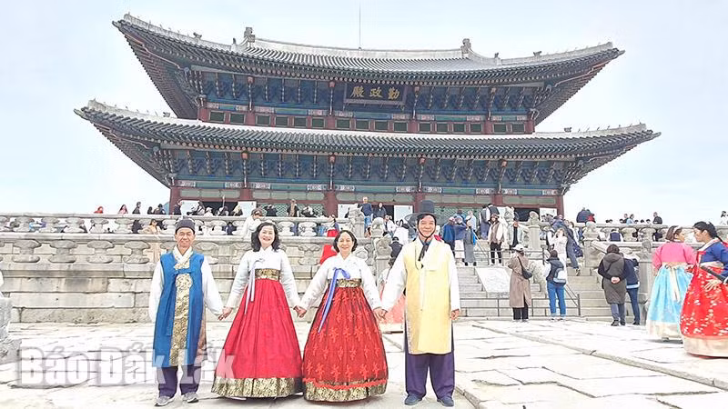 Trang phục dân tộc Hanbok của người Hàn Quốc (tại cung điện Gyeongbok).