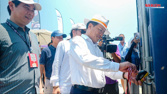 Lãnh đạo tỉnh Bình Định "đập hộp" thuyền máy nhà nghề của đội Bình Định - Việt Nam Lãnh đạo tỉnh Bình Định "đập hộp" thuyền máy nhà nghề của đội Bình Định - Việt Nam