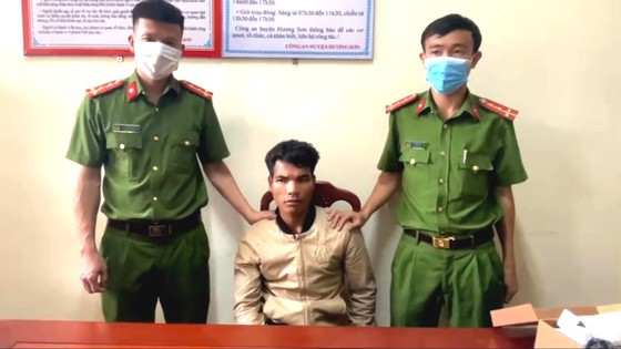 Lực lượng chức năng bắt giữ đối tượng Khăm Xay Nhạ Ban.