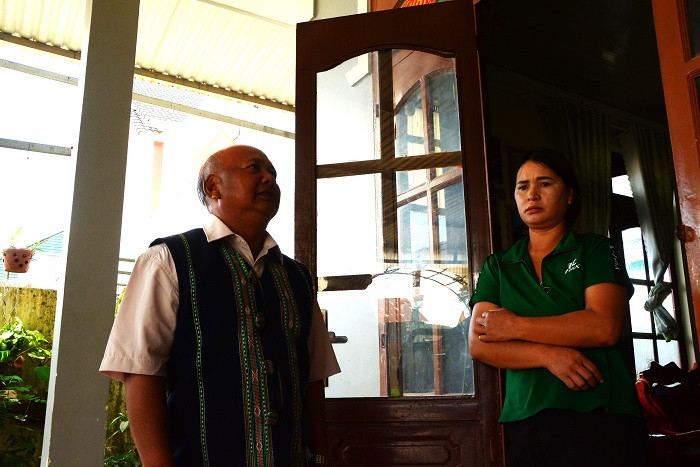 Ông Lơ Mu Ha Djô gặp gỡ bà con trong thôn để tuyên truyền, giữ vững ANTT ở địa phương.