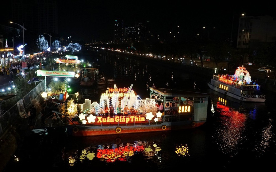 Chợ Hoa Xuân “Trên bến dưới thuyền” rực rỡ vào buổi tối. (Ảnh: Thu Hương/TTXVN) Chợ Hoa Xuân “Trên bến dưới thuyền” rực rỡ vào buổi tối. (Ảnh: Thu Hương/TTXVN)