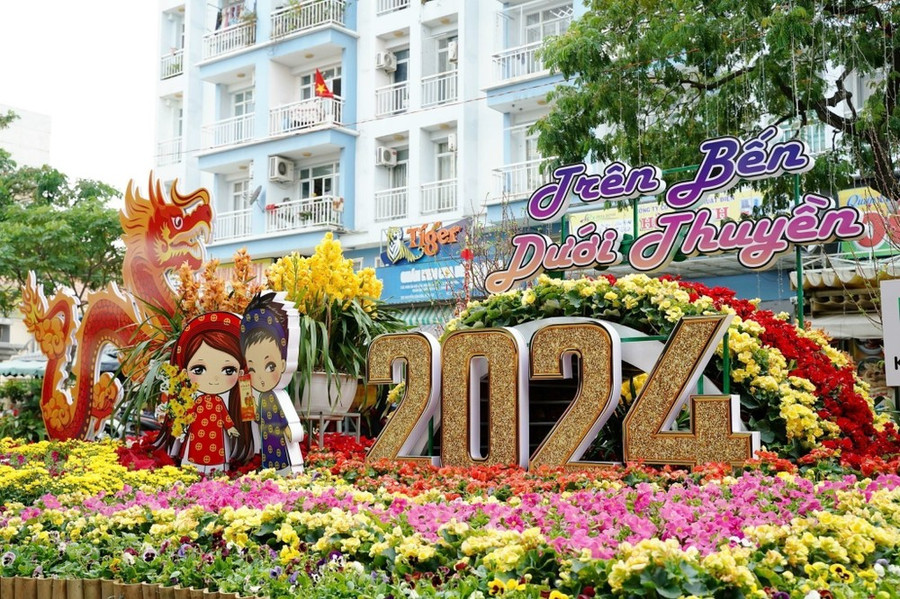 Khu vực cổng chào Chợ hoa Xuân “Trên bến dưới thuyền” năm 2024 được trang trí với nhiều tiểu cảnh sắc màu. (Ảnh: Thu Hương/TTXVN) Khu vực cổng chào Chợ hoa Xuân “Trên bến dưới thuyền” năm 2024 được trang trí với nhiều tiểu cảnh sắc màu. (Ảnh: Thu Hương/TTXVN)