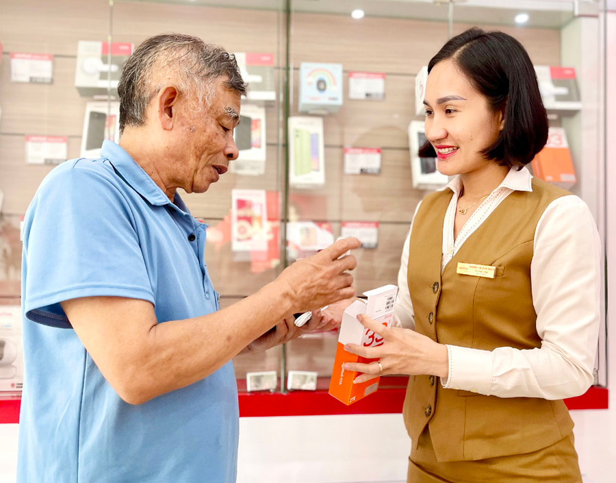 Viettel Gia Lai tích cực tư vấn, hướng dẫn khách hàng chuyển đổi thiết bị 2G lên 4G. Ảnh: H.N Viettel Gia Lai tích cực tư vấn, hướng dẫn khách hàng chuyển đổi thiết bị 2G lên 4G. Ảnh: H.N