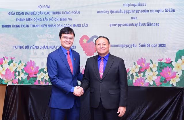 Anh Bùi Quang Huy và anh Monxay Laomuasong tại buổi hội đàm. Ảnh: XUÂN TÙNG