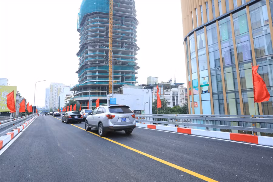 Cầu vượt chữ C 150 tỉ đồng ở Hà Nội chính thức thông xe. Ảnh: Hải Nguyễn Cầu vượt chữ C 150 tỉ đồng ở Hà Nội chính thức thông xe. Ảnh: Hải Nguyễn