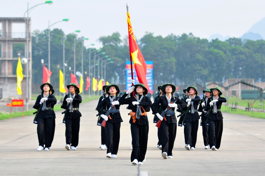 Trước khi kết thúc mỗi buổi tập, các bộ phận tập sẽ ghép khối để giáo viên kiểm tra. Ảnh: HỮU TÂN