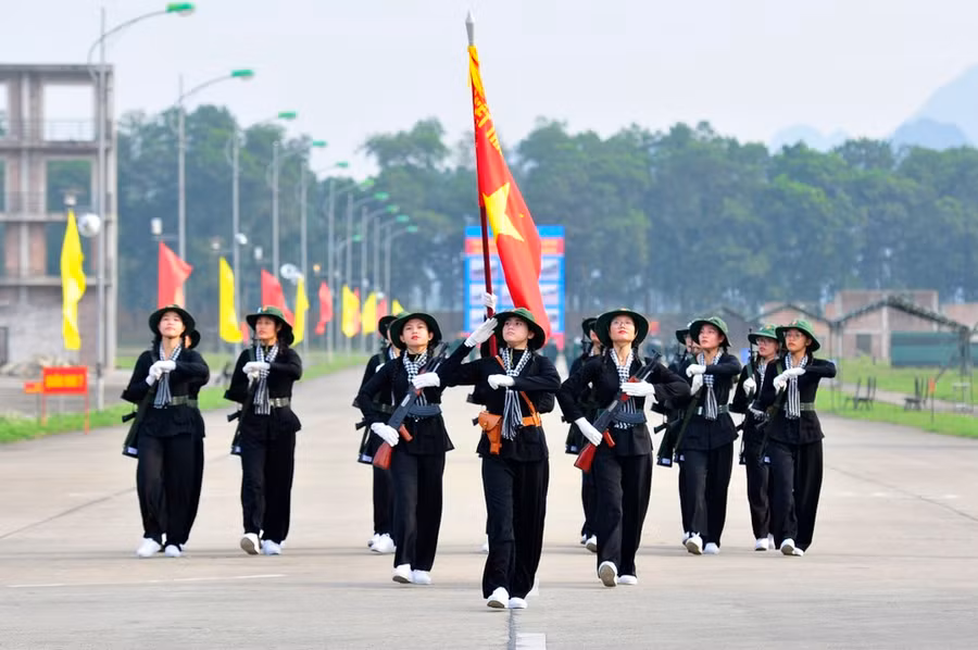 Trước khi kết thúc mỗi buổi tập, các bộ phận tập sẽ ghép khối để giáo viên kiểm tra. Ảnh: HỮU TÂN