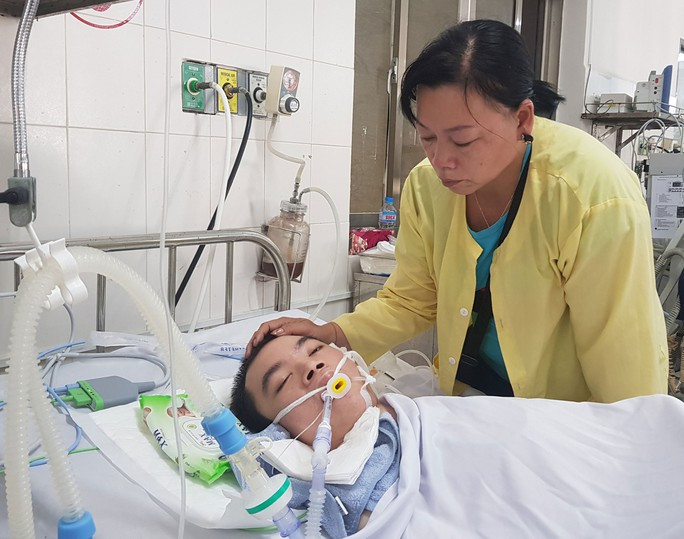Chị Võ Thị Sương bên con trai trong những ngày cuối cùng của Nguyễn Võ Anh Tuấn.