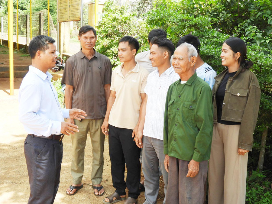 Trưởng thôn Rơ Châm Djuk (bìa trái) trao đổi với cán bộ các chi hội, đoàn thể về công tác tuyên truyền, vận động người dân tham gia phong trào toàn dân bảo vệ an ninh Tổ quốc. Ảnh: T.N