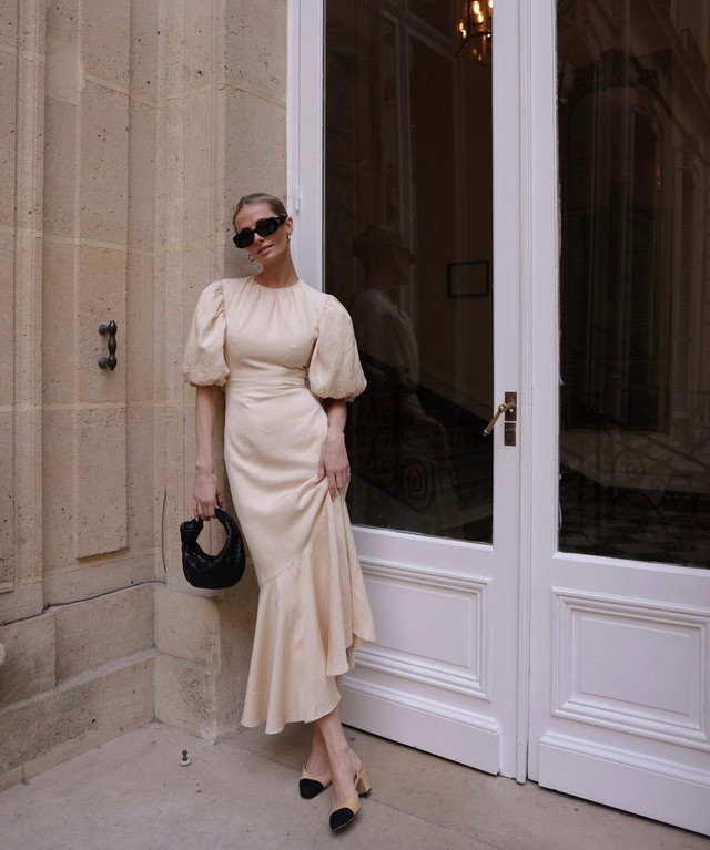 Váy áo mang màu sắc trung tính sẽ mang lại phong cách tinh tế, nhã nhặn cho diện mạo. Sofia kết hợp váy đuôi cá màu beige sáng với túi đan da mini và giày slingback mũi tròn cổ điển của Chanel. Váy áo mang màu sắc trung tính sẽ mang lại phong cách tinh tế, nhã nhặn cho diện mạo. Sofia kết hợp váy đuôi cá màu beige sáng với túi đan da mini và giày slingback mũi tròn cổ điển của Chanel.