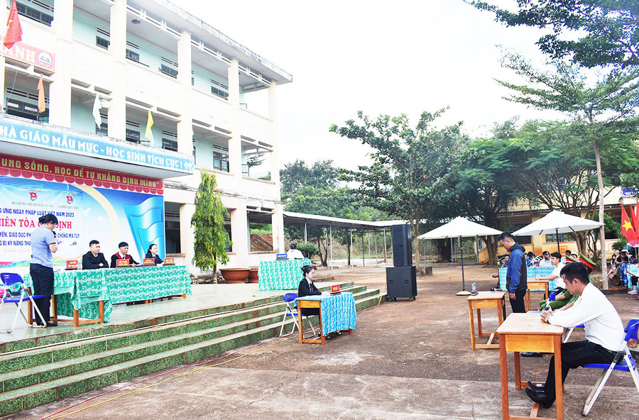 Quang cảnh phiên tòa giả định. Ảnh: Minh Thoan Quang cảnh phiên tòa giả định. Ảnh: Minh Thoan