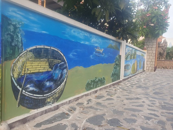 Tranh bích họa ở làng chài cổ Nhơn Lý Tranh bích họa ở làng chài cổ Nhơn Lý