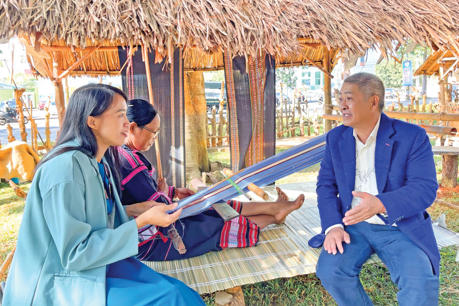 Ông Huỳnh Tấn Phước-Giám đốc Công ty Tơ tằm Nhật Minh chia sẻ về giá trị gia tăng của sợi tơ tằm kết hợp với nghề dệt truyền thống. Ảnh: M.C Ông Huỳnh Tấn Phước-Giám đốc Công ty Tơ tằm Nhật Minh chia sẻ về giá trị gia tăng của sợi tơ tằm kết hợp với nghề dệt truyền thống. Ảnh: M.C