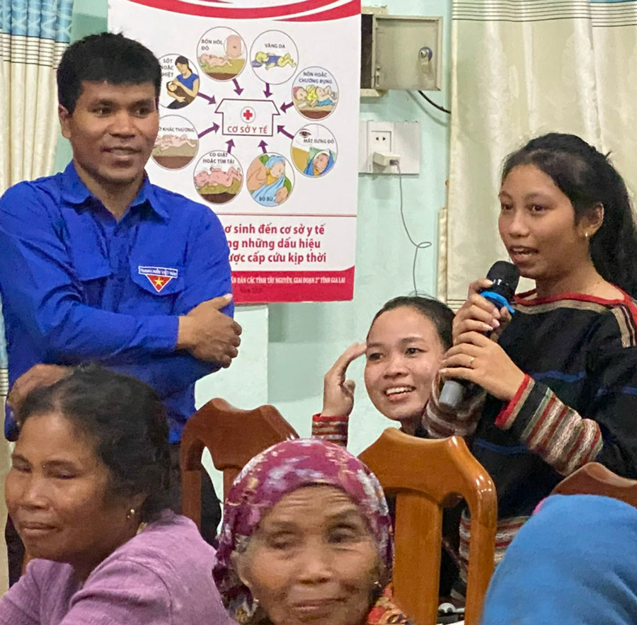 Ngoài tuyên truyền pháp luật, Ban tổ chức còn đặt câu hỏi về nội dung chương trình, tặng quà cho những người trả lời đúng đáp án. Ảnh: R.H Ngoài tuyên truyền pháp luật, Ban tổ chức còn đặt câu hỏi về nội dung chương trình, tặng quà cho những người trả lời đúng đáp án. Ảnh: R.H