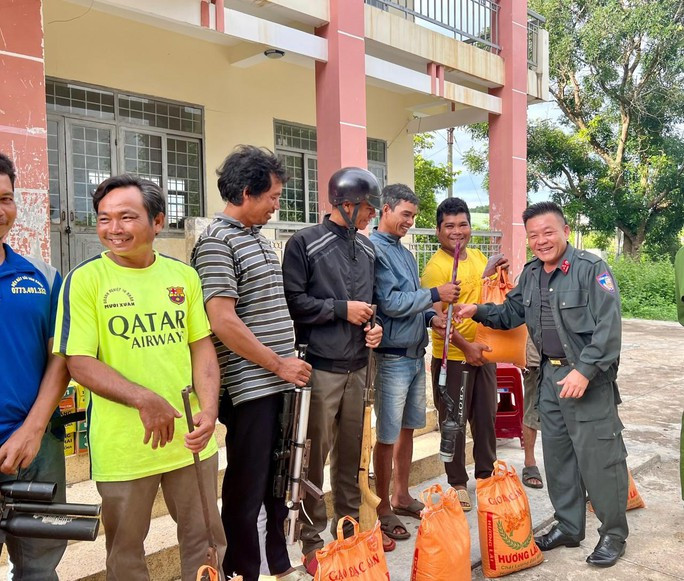 Thượng tá Nguyễn Công Hòa tiếp nhận súng từ người dân
